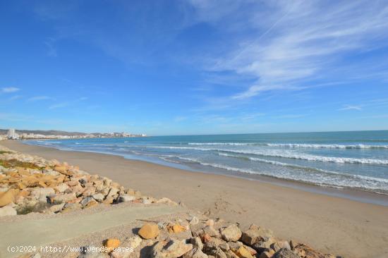 ¡ GRAN BAJADA DE PRECIO ! SE VENDE ADOSADO A POCOS PASOS DEL MAR - VALENCIA