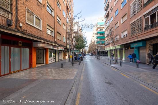 Amplia plaza de garaje cerrada para coche grande en Pedro Antonio Alarcón, junto Emperatriz Eugenia