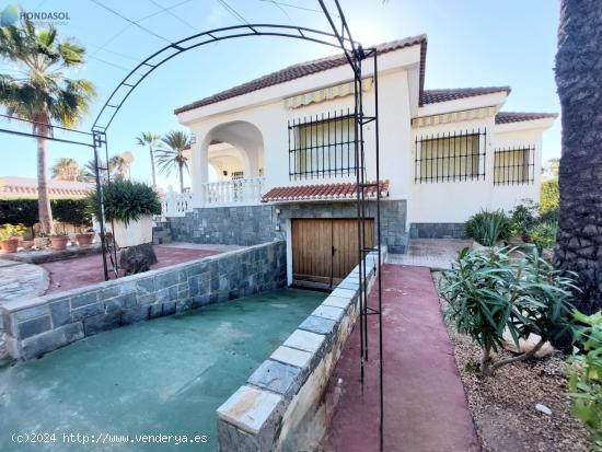 SE VENDE CHALET EN PLAYA LOS ALEMANES, 3 DORMTS, 2 BAÑOS. GARAJE EN SOTANO. PISCINA. - MURCIA