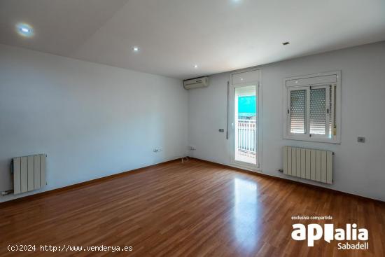 PISO REFORMADO DE 2 HABITACIONES CON BALCÓN, TERRAZA Y EN EXCELENTE UBICACIÓN - BARCELONA