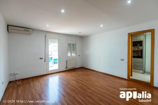 PISO REFORMADO DE 2 HABITACIONES CON BALCÓN, TERRAZA Y EN EXCELENTE UBICACIÓN - BARCELONA