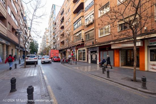 Amplia plaza de garaje cerrada para coche grande en Pedro Antonio Alarcón, junto Emperatriz Eugenia