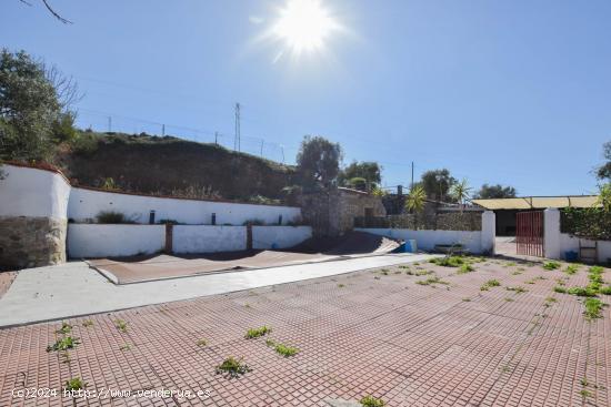 CORTIJO CON FINCA DE OLIVOS - GRANADA