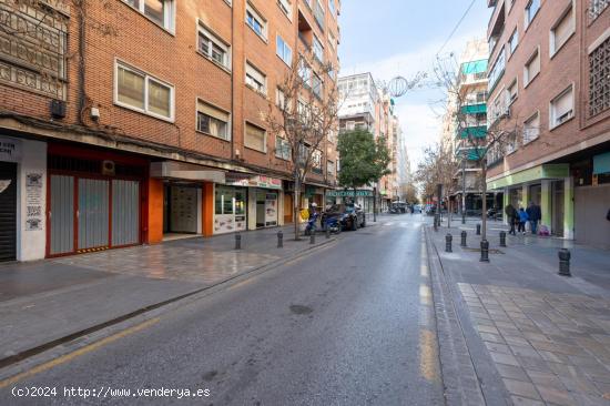 Amplia plaza de garaje cerrada para coche grande en Pedro Antonio Alarcón, junto Emperatriz Eugenia