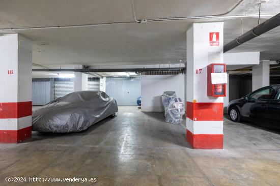 Amplia plaza de garaje cerrada para coche grande en Pedro Antonio Alarcón, junto Emperatriz Eugenia