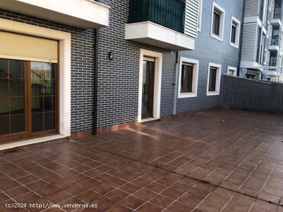 Piso en planta baja con terraza, garaje y trastero en urbanización - CANTABRIA