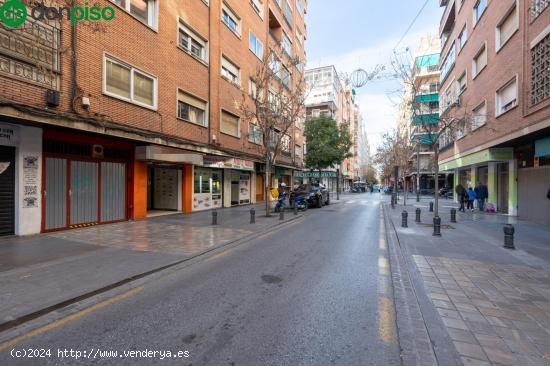  Amplia plaza de garaje cerrada para coche grande en Pedro Antonio Alarcón, junto Emperatriz Eugenia 