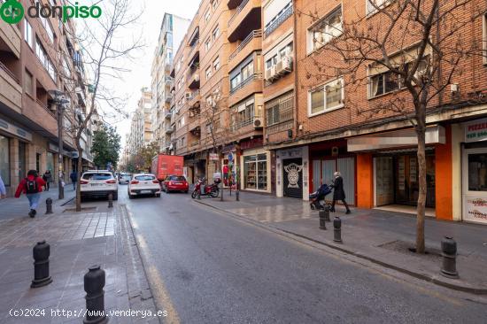 Amplia plaza de garaje cerrada para coche grande en Pedro Antonio Alarcón, junto Emperatriz Eugenia