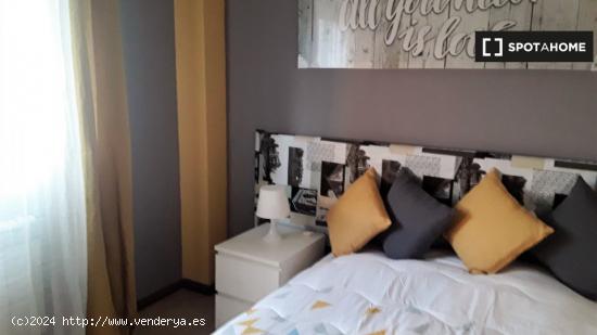 Habitación luminosa en alquiler en apartamento de 5 dormitorios en Alcalá - MADRID