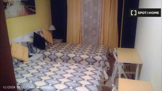 Amplia habitación en alquiler en apartamento de 5 dormitorios en Alcalá. - MADRID