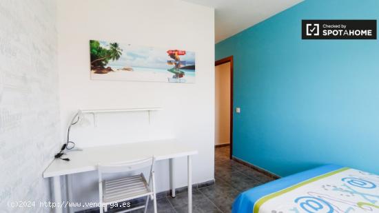 Colorida habitación en apartamento de 5 dormitorios en Alcalá de Henares. - MADRID