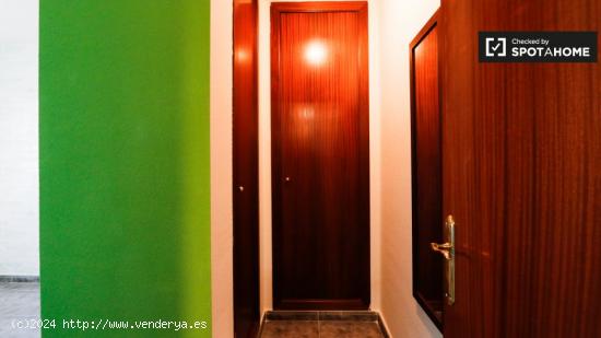 Colorida habitación en apartamento de 5 dormitorios en Alcalá de Henares. - MADRID