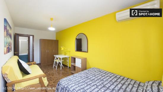 Se alquila habitación espaciosa en piso de 5 dormitorios en Alcalá de Henares. - MADRID