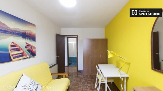 Se alquila habitación espaciosa en piso de 5 dormitorios en Alcalá de Henares. - MADRID