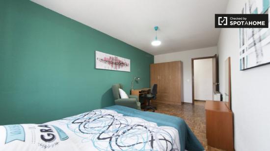 Habitación luminosa en alquiler en apartamento de 5 dormitorios en Alcalá de Henares. - MADRID