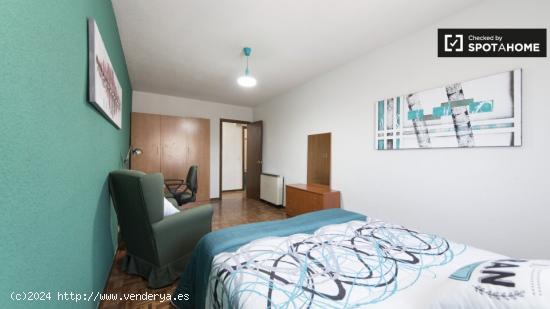 Habitación luminosa en alquiler en apartamento de 5 dormitorios en Alcalá de Henares. - MADRID