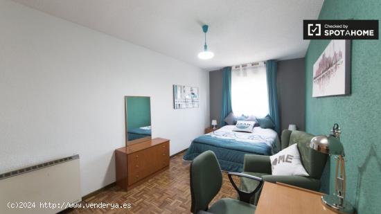 Habitación luminosa en alquiler en apartamento de 5 dormitorios en Alcalá de Henares. - MADRID