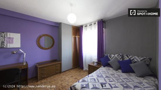 Amplia habitación en alquiler en apartamento de 5 dormitorios en Alcalá de Henares. - MADRID