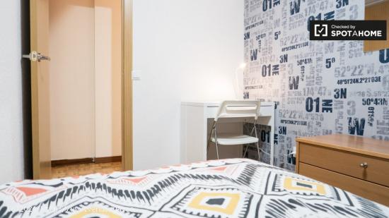 Elegante habitación en apartamento de 6 dormitorios en Alcalá de Henares. - MADRID