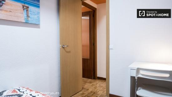 Elegante habitación en apartamento de 6 dormitorios en Alcalá de Henares. - MADRID