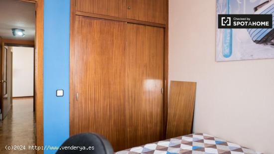 Habitación luminosa en apartamento de 6 dormitorios en Alcalá de Henares. - MADRID