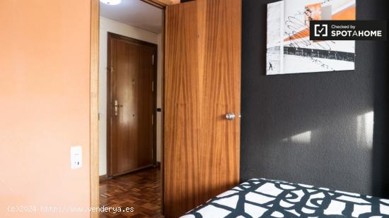 Acogedora habitación en alquiler en apartamento de 5 dormitorios en Alcalá de Henares. - MADRID