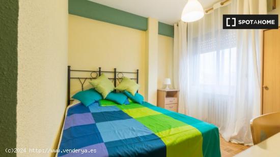 Cómoda habitación en alquiler en piso de 6 dormitorios en Alcalá de Henares - MADRID