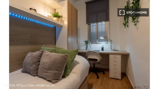 ¡Habitaciones en alquiler en un apartamento de 5 habitaciones en Madrid! - MADRID