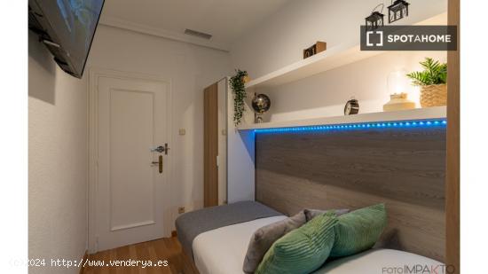 ¡Habitaciones en alquiler en un apartamento de 5 habitaciones en Madrid! - MADRID