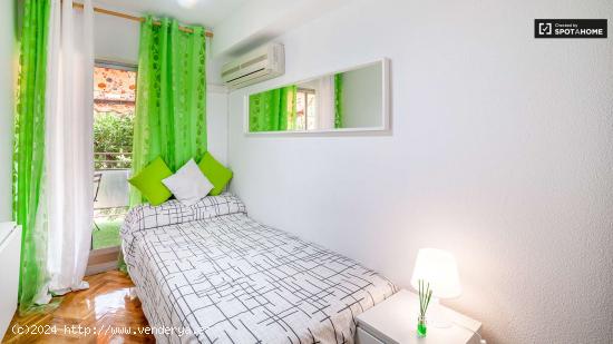 Se alquila habitación en apartamento de 5 dormitorios en Alcalá de Henares. - MADRID