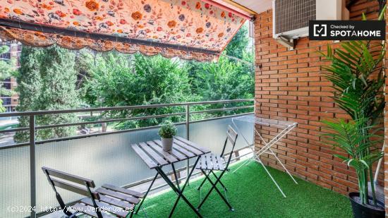 Se alquila habitación en apartamento de 5 dormitorios en Alcalá de Henares. - MADRID