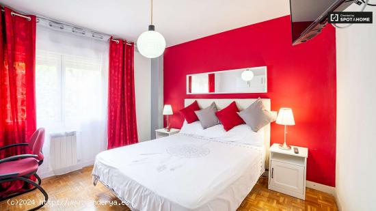 Se alquila habitación en apartamento de 5 dormitorios en Alcalá de Henares. - MADRID