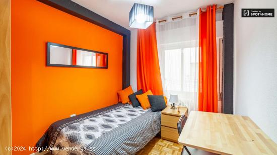 Se alquila habitación en apartamento de 5 dormitorios en Alcalá de Henares. - MADRID