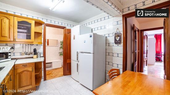 Se alquila habitación en apartamento de 5 dormitorios en Alcalá de Henares. - MADRID