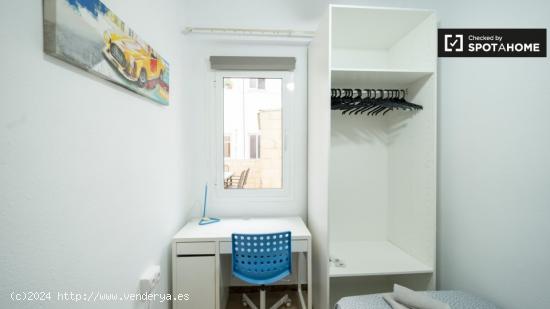 Se alquila habitación en piso de 6 habitaciones en Nou Moles, Valencia - VALENCIA