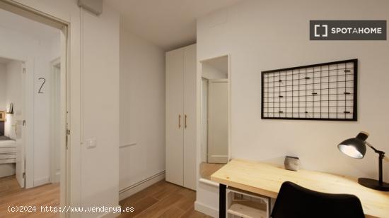 Se alquila habitación en piso de 7 habitaciones en Barcelona - BARCELONA