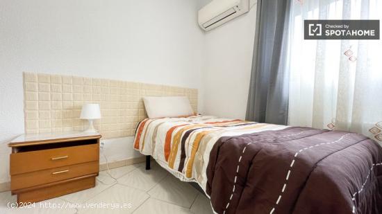 Se alquila habitación en apartamento de 4 dormitorios en Getafe - MADRID