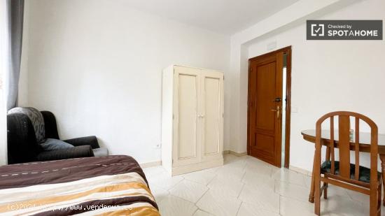 Se alquila habitación en apartamento de 4 dormitorios en Getafe - MADRID