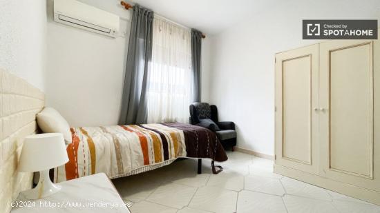 Se alquila habitación en apartamento de 4 dormitorios en Getafe - MADRID