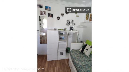 Se alquila habitación en piso de 2 dormitorios en el centro de Cádiz - CADIZ