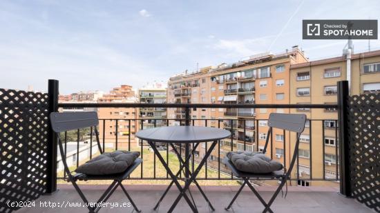 Se alquila habitación en piso de 7 habitaciones en Sants - BARCELONA