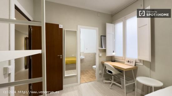 Se alquila habitación en piso de 7 habitaciones en Sants - BARCELONA