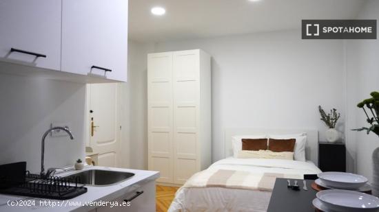 Se alquila habitación en piso compartido en Madrid - MADRID