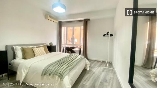 Se alquilan habitaciones en apartamento de 5 dormitorios en Tetuán - MADRID