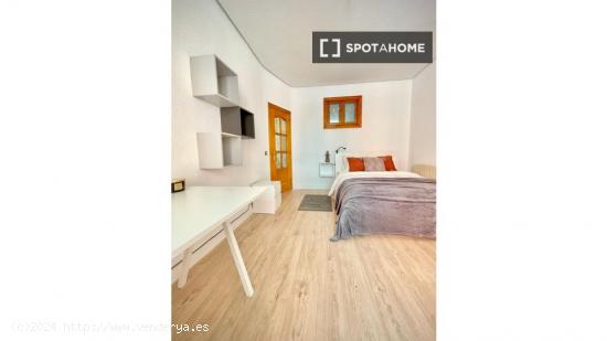 Habitaciones para alquilar en apartamento de 5 dormitorios en La Latina - MADRID