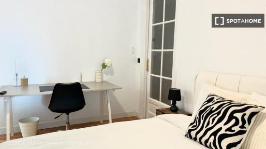 Habitaciones en apartamento de 7 dormitorios en Argüelles - MADRID