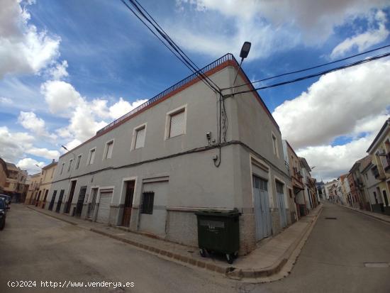 CASA EN MONTEALEGRE EN ZONA CENTRO, HACIENDO ESQUINA CON OPICIONES MUY INTERESANTES - ALBACETE