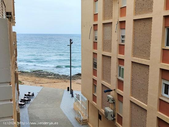 el piso de 3 dormitorios en primera linea del mar y playa Cura en Torrevieja - ALICANTE