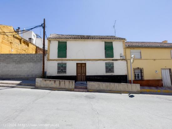 Casa junto al ayuntamiento de Pinos Puente - GRANADA