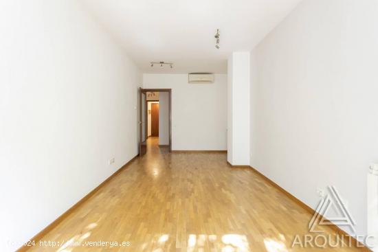 Piso con Patio en c/Aldana (Sant Antoni) junto a C.Borrell - BARCELONA